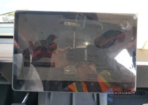 2025 Tesla Model Y z USA, uszkodzony, nr VIN 7SAYGDED4SF320852